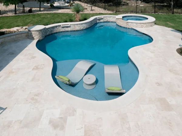 Basen z naturalnym kamieniem